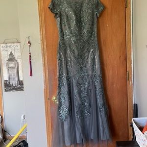 JJ’s house light grey dress!